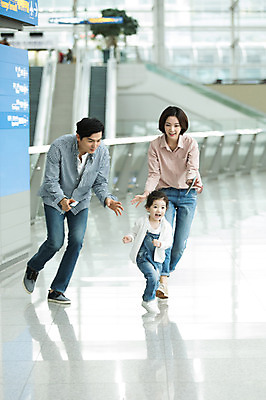 포토 JPG 주간 전신 여자 남자 딸 어린이 장난 가족 엄마 실내 미소 소녀 20대 성인 앞모습 세명 30대 달리기 한국인 아빠 공항 인천국제공항 국내포토 자연요소 뷰포인트 관계 교통시설 모션 표정 사람 동양인 청년 내부 장년 인천 파일형식