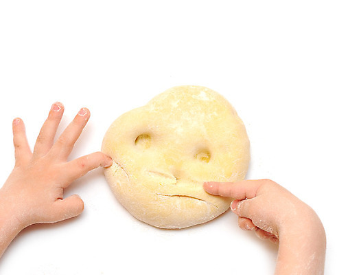 포토 JPG 해외이미지 백인 손 어린이 빵 손가락 육류 요리 사람없음 사발 굽기 피부 반죽 밀가루 부드러움 밀가루반죽 섞기 이스트 해외202004 해외포토 서양인 음식 식재료 사람 신체부위 감각 사기그릇 가루 구이 파일형식 이미지허브