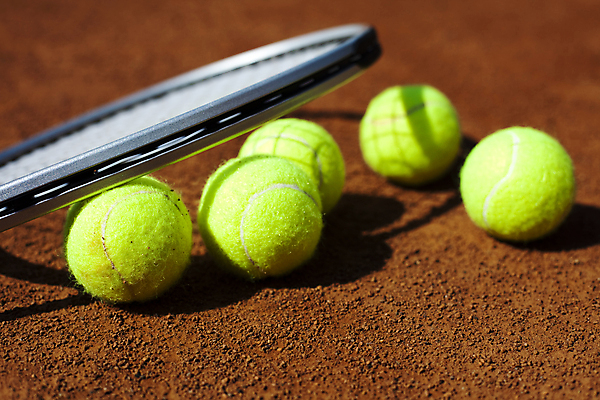 포토 JPG 해외이미지 주간 그림자 사람없음 야외 테니스 테니스라켓 테니스용품 테니스장 테니스공 땅바닥 해외202004 해외포토 자연요소 스포츠용품 공 스포츠시설 바닥 구기 라켓 파일형식 이미지허브