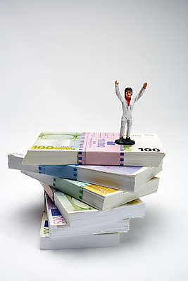 포토 JPG 해외이미지 백인 행복 유럽 백그라운드 지폐 돈 비즈니스 성공 사람없음 금융 기쁨 저축 유로 재산 수집 가정경제 환율 해외202004 해외포토 서양인 감정 나라 컨셉 가정 경제 파일형식 이미지허브