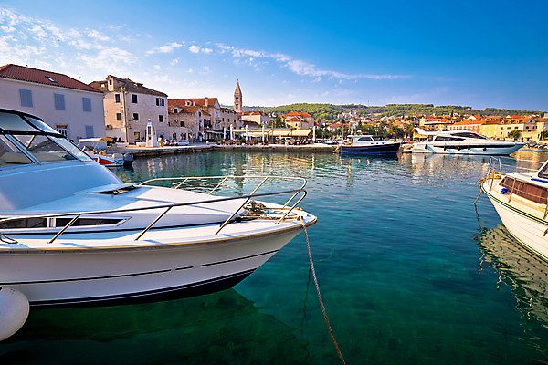 포토 JPG 해외이미지 전통 유럽 파도 바다 섬 건축양식 하늘 휴가 거리 주택 항해 파노라마 풍경 해변 사람없음 건물 물 여름 파란색 여행객 항구 산책로 바위 도시 만 보트 역사 지중해 포트 타운 크로아티아 닻 달마시안 옛날 해외202004 해외포토 자연요소 건축물 계절 건축 나라 길 컬러 배_교통 교통시설 촬영기법 사람 돌_바위 개 파일형식 이미지허브
