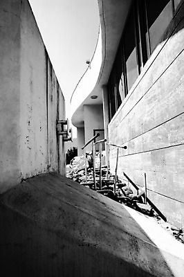 포토 JPG 해외이미지 벽 가방 학교 풍경 사람없음 건물 빛 금속 바위 뉴스 수리 쓰레기 그늘 철 폐허 먼지 해외202004 해외포토 건축물 잡화 교육 재질 돌_바위 파일형식 이미지허브