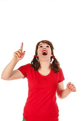 포토 JPG 해외이미지 행복 얼굴 백그라운드 갈색머리 한명 미소 웃음 사람 10대 빨간색 올려보기 흰색 가리킴 카피스페이스 해외202004 해외포토 1 헤어스타일 감정 컬러 모션 청소년 표정 손짓 신체부위 공백 파일형식 이미지허브