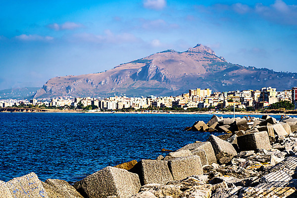 포토 JPG 해외이미지 유럽 바다 섬 여행 하늘 휴가 산 풍경 해변 사람없음 야외 물 이탈리아 지중해 해외202004 해외포토 자연요소 나라 파일형식 이미지허브