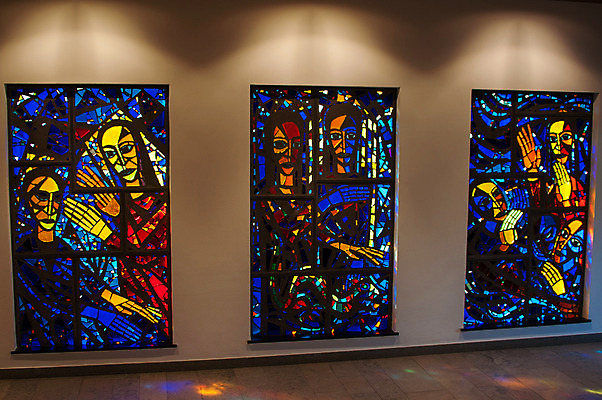 포토 JPG 해외이미지 유럽 기독교 종교 십자가 창문 유리 미술 사람없음 내부 빨간색 빛 컬러풀 교회 성경 골동품 기도 얼룩 예수 영혼 성자 심볼 문학 신성 복음 신앙심 옛날 판유리 해외202004 해외포토 나라 컬러 종교용품 종교건축 재질 문화예술 건물 신_종교 파일형식 이미지허브