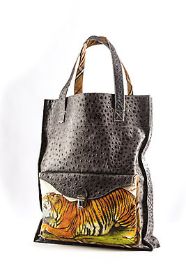 포토 JPG 해외이미지 디자인 옷 여자 백그라운드 가방 새로움 손잡이 사람없음 장식 쇼핑 유행 상점 검은색 핸드백 흰색 잡기 도시 화려 지갑 고급 우아함 작음 가죽 오브젝트 싱글 질감 소매 적재 스트랩 파우치 스타일 해외202004 해외포토 잡화 컬러 컨셉 모션 사람 크기 파일형식 이미지허브