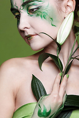 포토 JPG 해외이미지 백인 모델 1 손 응시 여자 꽃 유럽 얼굴 잎 요정 한명 사람 초록색 노란색 화장품 터치 흰색 어깨 부드러움 바디페인팅 해외202004 해외포토 서양인 식물 시선 나라 컬러 신체부위 뷰티 감각 파일형식 이미지허브