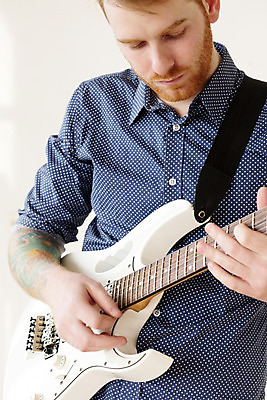 포토 JPG 해외이미지 남자 음악 연주 실내 한명 상반신 성인 앞모습 기타 집중 흰배경 기타리스트 성인남자한명만 해외202004 해외포토 1 뷰포인트 백그라운드 컨셉 현악기 문화예술 사람 내부 연주자 흰색 남자한명만 성인남자만 파일형식 이미지허브