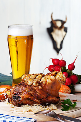 포토 JPG 해외이미지 전통 접시 음식 뼈 육류 돼지고기 요리 사람없음 목재 식사 시골 그릴 굽기 준비 햄 서빙 옥토버페스트 바이에른사람 해외202004 해외포토 나무 식기 식재료 재료 주방용품 구이 파일형식 이미지허브