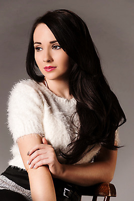 포토 JPG 해외이미지 백인 모델 여자 얼굴 포즈 의자 한명 앉기 유행 어둠 스웨터 피부 해외202004 해외포토 서양인 1 가구 상의 모션 사람 신체부위 파일형식 이미지허브