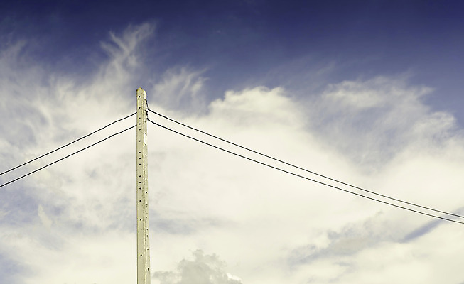 포토 JPG 해외이미지 선 하늘 거리 주택 사람없음 파란색 환경 힘 에너지 전선 시골 기둥 네트워크 위험 전화기 심플 철사 봉 철탑 전압 콘크리트 공급 해외202004 해외포토 건축 컬러 컨셉 건물 탑 파일형식 이미지허브