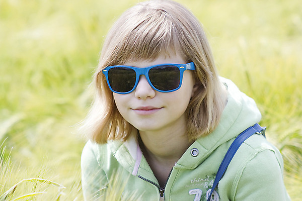 포토 JPG 해외이미지 백인 여자 행복 어린이 밭 자연 놀이 한명 사람 야외 초록색 파란색 금발 선글라스 봄 기쁨 자유 시골 땅 시리얼 보리 카피스페이스 해외202004 해외포토 서양인 1 헤어스타일 계절 감정 안경 음식 컬러 컨셉 농업 곡류 공백 생태계 파일형식 이미지허브