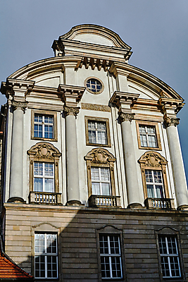 포토 JPG 해외이미지 구름 유럽 건축양식 창문 유리 하늘 지붕 거리 주택 사람없음 건물 도시 묘사 소매 폴란드 해외202004 해외포토 자연요소 건축물 건축 나라 재질 파일형식 이미지허브