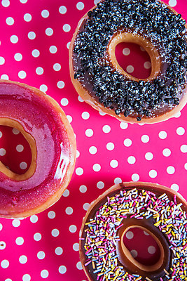 포토 JPG 해외이미지 음식 탁자 사람없음 상자 얼음 여러개 활발 대접 원형 도넛 달콤 뿌리기 머리위 장인 파스텔톤 해로움 프로스팅 해외202004 해외포토 자연요소 도형 컬러 가구 다수 컨셉 모션 디저트 맛 제빵 파일형식 이미지허브