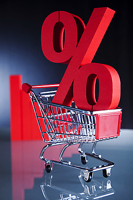 포토 JPG 해외이미지 비즈니스 검은배경 그래프 실내 타이포그라피 사람없음 반사 쇼핑카 퍼센트 해외202004 해외포토 문자 백그라운드 내부 쇼핑 검은색 카트 특수기호 파일형식 이미지허브