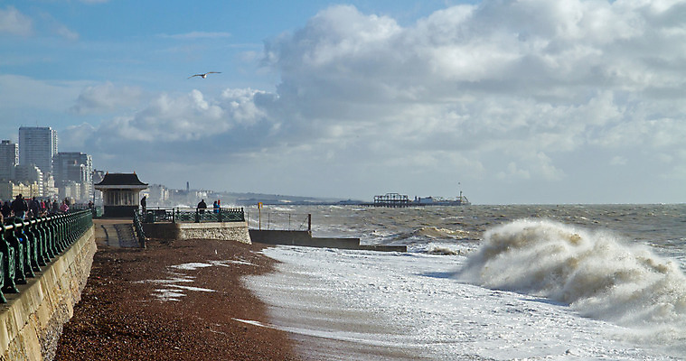 포토 JPG 해외이미지 구름 파도 바다 겨울 사람 사람없음 항구 맑음 산책로 분무기 서식스 해외202004 해외포토 자연요소 계절 길 교통시설 날씨 파일형식 이미지허브