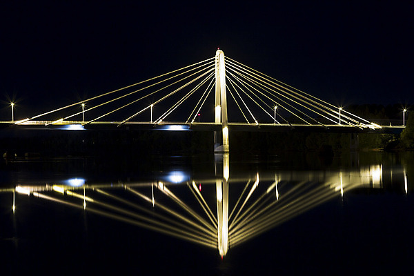 포토 JPG 해외이미지 나무 교통시설 하늘 스웨덴 사람없음 물 강 반사 검은색 어둠 야간 빛망울 해외202004 해외포토 자연요소 식물 컬러 교통 북유럽 빛 시설 파일형식 이미지허브