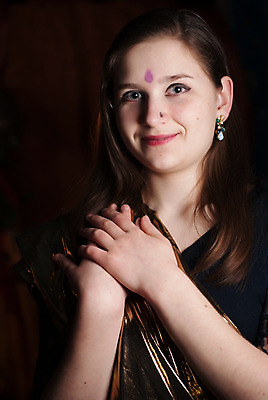 포토 JPG 해외이미지 전통 여자 아시아 문화 휴가 새로움 한명 10대 화환 기도 시골 의식 영혼 신성 동쪽 숭배 힌두교 해외202004 해외포토 1 꽃 나라 종교 컨셉 청소년 사람 방향 파일형식 이미지허브