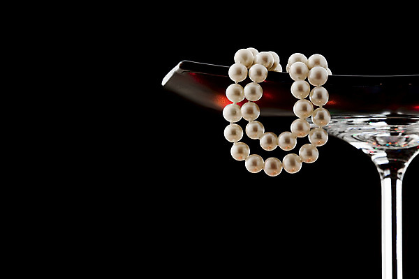 포토 JPG 해외이미지 모양 라이프스타일 디자인 백그라운드 컨셉 크리스마스 패턴 목걸이 자연 선물 사람없음 장식 빛 반사 유행 검은색 어둠 흰색 하트 축하 잡기 원형 화려 재산 실 고급 우아함 보석 구슬 오브젝트 만족 빛망울 고립 여의주 스타일 해외202004 해외포토 도형 기념일 감정 컬러 무늬 장신구 모션 생활 금융 광석 생태계 파일형식 이미지허브