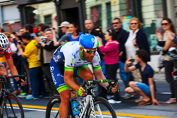 포토 JPG 해외이미지 직업 남자 도로 스포츠 여행 포즈 모션 건강 이벤트 사람없음 야외 운동 자전거 경쟁 이탈리아 바퀴 원형 승차 약국 속도 순환 팩 찬성 라이더 오메가 페달 해외202004 해외포토 도형 유럽 길 컨셉 의학 교통시설 사람 바이크 화장품 파일형식 이미지허브