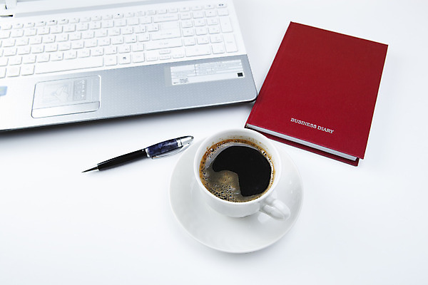 포토 JPG 해외이미지 커피 비즈니스 탁자 사람없음 컵 노트북 사무실 펜 다이어리 검은색 공책 흰색 키보드 해외202004 해외포토 식기 음료 컬러 가구 문구용품 전자제품 필기구 사무용품 파일형식 이미지허브