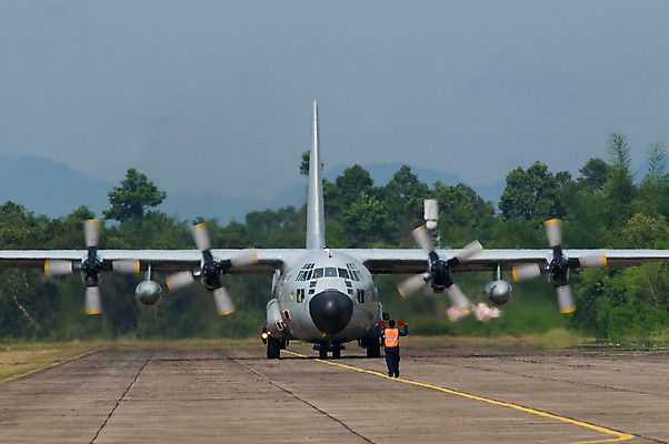 포토 JPG 해외이미지 나무 날개 교통시설 비행기 사람없음 안개 화물 뜨거움 공항 숲 공군 군용 프로펠러 엔진 해외202004 해외포토 식물 교통 항공교통 날씨 대중교통 군대 운송업 시설 파일형식 이미지허브
