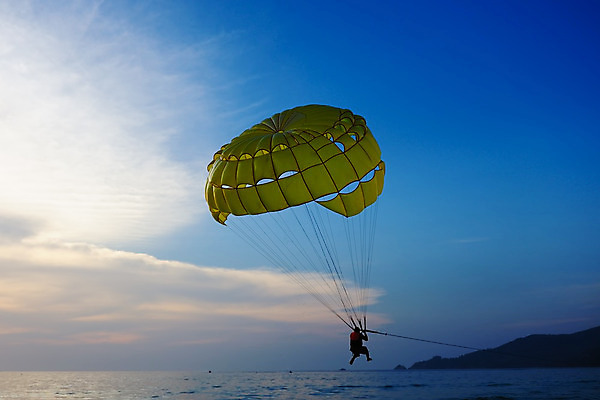 포토 JPG 해외이미지 1 스포츠 바다 포즈 자연 하늘 바람 휴가 사람 성인 사람없음 물 파란색 일몰 비행 낙하산 해외202004 해외포토 자연요소 컬러 날씨 노을 생태계 파일형식 이미지허브