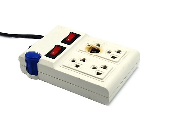 포토 JPG 해외이미지 산업 불 경고 안전 사람없음 힘 콘센트 플러그 보호 위험 발사 사건 보안 냄새 전자 철사 봉 조심 실수 잭 스위치 보험 경보 과부하 깨짐 땅바닥 부주의 현재 화상 해외202004 해외포토 자연요소 컨셉 바닥 상처 파일형식 이미지허브