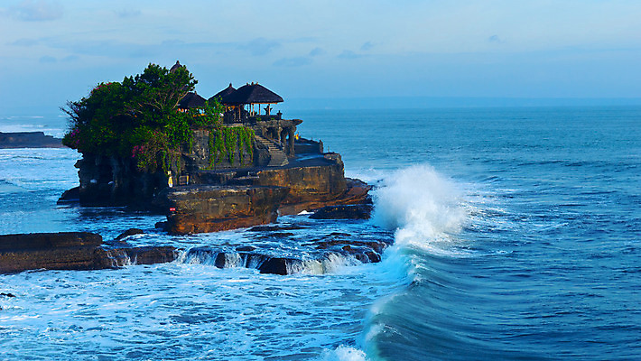 포토 JPG 해외이미지 외관 아시아 종교 문화 파도 바다 섬 여행 건축양식 자연 하늘 휴가 동양인 인종 풍경 사람없음 야외 가로 물 침묵 일몰 새벽 바위 사찰 영혼 역사 오브젝트 발리 인도네시아 동쪽 제비 옛날 전국 힌두교 수평선 해외202004 해외포토 자연요소 건축 나라 종교건축 조류 사람 노을 소리 돌_바위 방향 생태계 파일형식 이미지허브