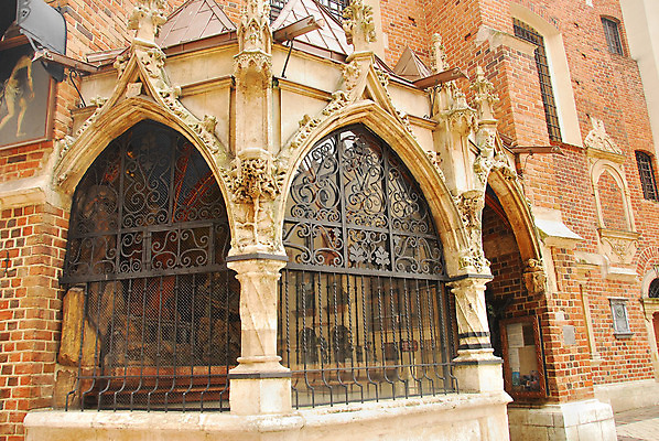 포토 JPG 해외이미지 전통 겨울 건축양식 창문 벽돌 사람없음 교회 신성 폴란드 고딕 크라쿠프 해외202004 해외포토 계절 건축 유럽 종교건축 건물 파일형식 이미지허브