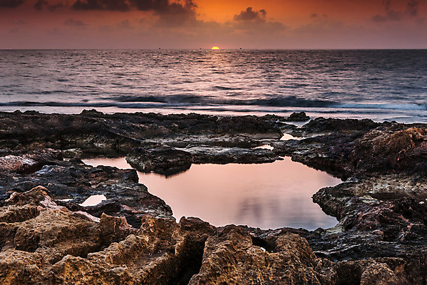 포토 JPG 해외이미지 구름 파도 바다 여행 자연 하늘 표면 아침 휴가 휴식 풍경 사람없음 야외 물 여름 햇빛 태양 반사 일출 맑음 침묵 고요 일몰 바위 지중해 당구 장면 암초 내추럴 튀니지 수평선 해외202004 해외포토 주간 자연요소 계절 컨셉 아프리카 날씨 구기 노을 소리 돌_바위 생태계 파일형식 이미지허브
