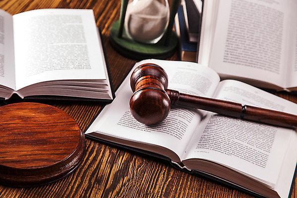 포토 JPG 해외이미지 실내 사람없음 책 오브젝트 법 의사봉 법전 나무배경 해외202004 해외포토 백그라운드 내부 파일형식 이미지허브