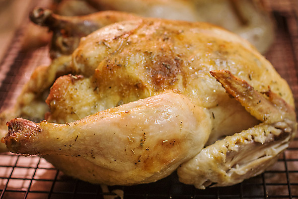 포토 JPG 해외이미지 동물 음식 파슬리 요리 사람없음 갈색 식사 치킨 가축 신선 황금 굽기 허브 가득함 준비 로즈메리 내추럴 핸드메이드 해외202004 해외포토 식물 컬러 채소 구이 닭고기요리 파일형식 이미지허브