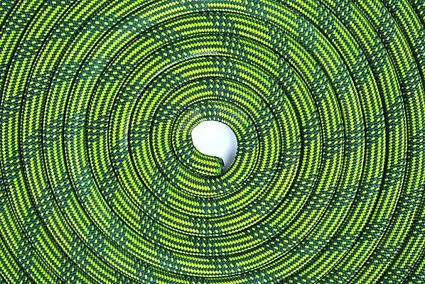 포토 JPG 해외이미지 밧줄 벽 스포츠 모션 넥타이 산 안전 사람없음 초록색 컬러풀 숫자 보라색 힘 등산 장비 잡기 정상 연결 흥분 보안 오르기 매듭 대각선 추적 루트 알루미늄 절정 해외202004 해외포토 문자 잡화 감정 선 줄 컬러 트래킹 파일형식 이미지허브