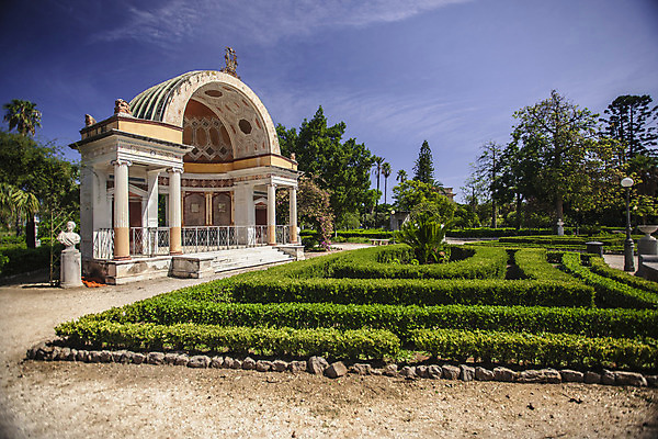 포토 JPG 해외이미지 나무 응시 공원 유럽 조각 잎 하늘 천사 미술 사람 사람없음 야외 조각상 화환 이탈리아 슬픔 골동품 바위 불안 명상 고민 걱정 대리석 옛날 우울감 팔꿈치 해외202004 해외포토 식물 시선 공공시설 꽃 감정 나라 재료 문화예술 신체부위 조형물 돌_바위 팔 파일형식 이미지허브