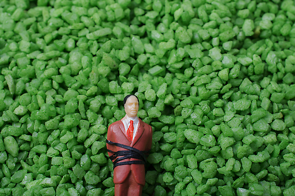 포토 JPG 해외이미지 모래 실내 사람없음 구속 인물미니어처 초록배경 해외202004 해외포토 백그라운드 컨셉 내부 초록색 미니어처 파일형식 이미지허브