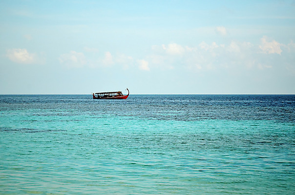 포토 JPG 해외이미지 구름 아시아 모래 바다 섬 여행 백그라운드 자연 하늘 휴가 휴식 따뜻함 풍경 해변 사람없음 야외 물 여름 파란색 햇빛 태양 여행객 침묵 보트 고급 인도인 석호 몰디브 터키석 해외202004 해외포토 자연요소 외국인 계절 나라 컬러 컨셉 배_교통 사람 동양인 소리 보석 생태계 파일형식 이미지허브