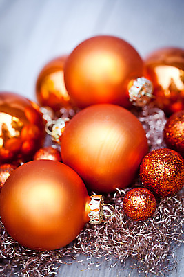 포토 JPG 해외이미지 크리스마스장식 크리스마스 실내 사람없음 아웃포커스 주황색 장식볼 오브젝트 오너먼트 나무배경 해외202004 해외포토 기념일 컬러 백그라운드 촬영기법 내부 장식 파일형식 이미지허브