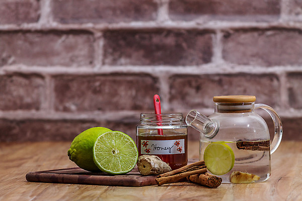 포토 JPG 해외이미지 전통 접시 음료 과일 유리 귤 주택 건강 여러명 사람없음 목재 치료 컵 약 숟가락 침묵 머그컵 추위 뜨거움 원주민 바이러스 약초 레몬 에코 유기농 꿀 생강 테라피 내추럴 바이오 시나몬 치료제 치유 디톡스 해외202004 해외포토 나무 식기 웰빙 다수 채소 재료 의학 재질 수저 사람 건물 뷰티 환경 소리 풀_식물 아프리카인 파일형식 이미지허브