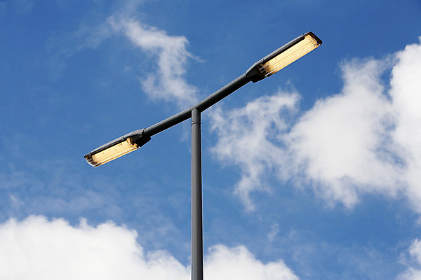 포토 JPG 해외이미지 구름 가로등 하늘 조명 사람없음 파란색 환경 금속 램프 지구온난화 빛망울 연소 광 해외202004 해외포토 자연요소 공공시설 컬러 재질 빛 기후변화 파일형식 이미지허브