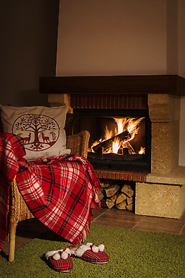 포토 JPG 해외이미지 쿠션 겨울 의자 실내 따뜻함 실내화 사람없음 담요 벽난로 해외202004 해외포토 계절 가구 신발 내부 파일형식 이미지허브