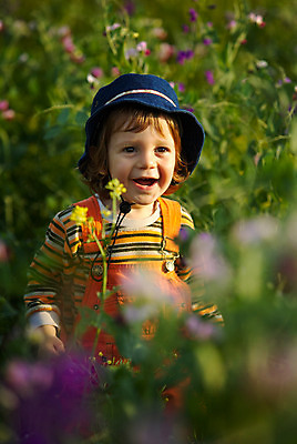 포토 JPG 해외이미지 꽃 어린이 밭 한명 미소 사람 소년 빛 일몰 자유 시골 해외202004 해외포토 식물 1 남자 컨셉 농업 표정 노을 파일형식 이미지허브