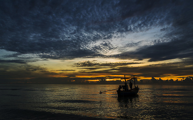 포토 JPG 해외이미지 파도 바다 여행 태국 자연 벽지 하늘 낚시 파노라마 풍경 사람없음 가로 물 여름 파란색 햇빛 태양 반사 노란색 여행객 일몰 업무 어선 오세아니아 수평선 해외202004 해외포토 자연요소 계절 나라 아시아 컬러 배_교통 레저 촬영기법 사람 노을 작업 생태계 파일형식 이미지허브