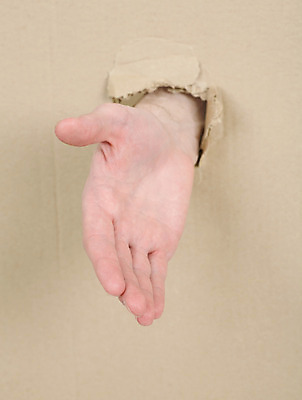 포토 JPG 해외이미지 손 남자 백그라운드 손가락 손바닥 사람 손짓 사람없음 갈색 엄지손가락 구멍 싱글 보여주기 판지 해외202004 해외포토 컬러 모션 신체부위 파일형식 이미지허브