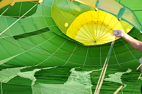 포토 JPG 해외이미지 주간 손 풍경 사람없음 야외 신체부위 초록색 열기구 잡기 해외202004 해외포토 자연요소 컬러 항공교통 모션 사람 파일형식 이미지허브