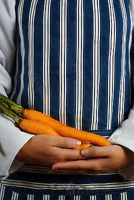 포토 JPG 해외이미지 백인 직업 손 음식 다이어트 채소 노동자 건강 관리 요리 서기 사람 사람없음 요리사 당근 샐러드 신선 업무 준비 유기농 날것 내추럴 숙성 채식주의자 해외202004 해외포토 서양인 웰빙 모션 뿌리채소 신체부위 작업 채식 파일형식 이미지허브