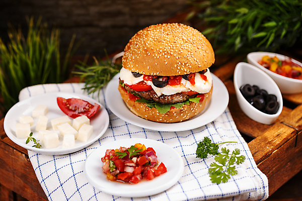 포토 JPG 해외이미지 접시 토마토 치즈 패스트푸드 실내 사람없음 햄버거 인스턴트 정크푸드 올리브 나무탁자 해외202004 해외포토 식기 열매 음식 채소 탁자 유제품 내부 파일형식 이미지허브