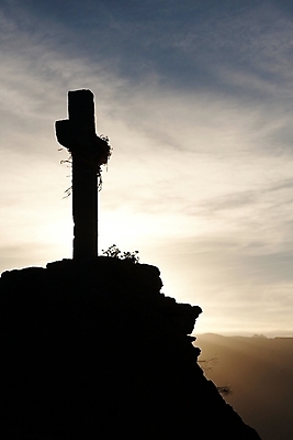 포토 JPG 해외이미지 구름 기독교 종교 십자가 하늘 조명 풍경 사람없음 야외 세로 빛 햇빛 태양 일출 골짜기 검은색 어둠 황혼 일몰 새벽 광선 기도 죽음 영혼 신비 심볼 언덕 흐림 신앙심 페루 해외202004 해외포토 자연요소 컬러 컨셉 자연 날씨 노을 남아메리카 파일형식 이미지허브