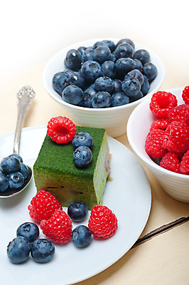 포토 JPG 해외이미지 디저트 실내 사람없음 블루베리 산딸기 무스케이크 녹차맛 나무배경 해외202004 해외포토 음식 백그라운드 과일 내부 케이크 맛 녹차 파일형식 이미지허브