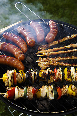 포토 JPG 해외이미지 주간 육류 요리 사람없음 야외 파티 정원 꼬치 연기 그릴 바비큐 굽기 꼬치구이 소시지구이 해외202004 해외포토 자연요소 음식 식재료 주방용품 이벤트 소시지 구이 파일형식 이미지허브